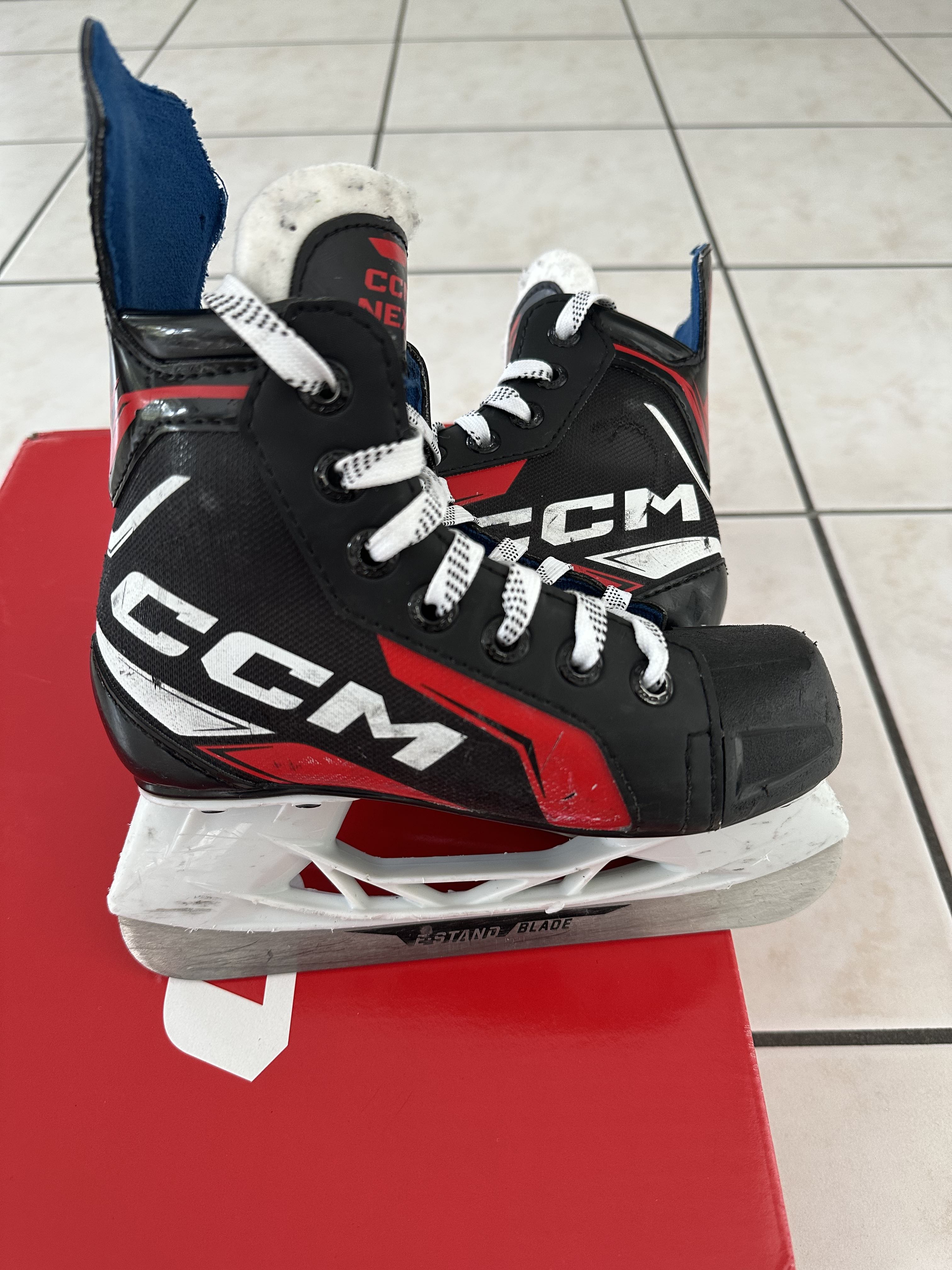 Pattini da hockey CCM NEXT – taglia 12 (EU 31 / 19,5 cm)